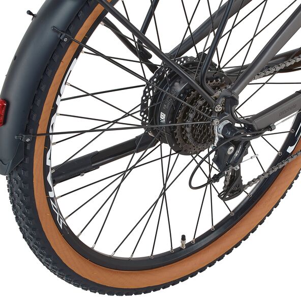 Dunkelblaues E-Mountainbike mit 29-Zoll-Reifen, sportlicher Rahmengeometrie und integriertem Akku im Unterrohr.