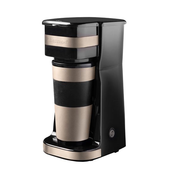 Beige, kompakte Kaffeemaschine mit herausnehmbarem, doppelwandigem Thermobecher vor weißem Hintergrund, Frontalansicht.