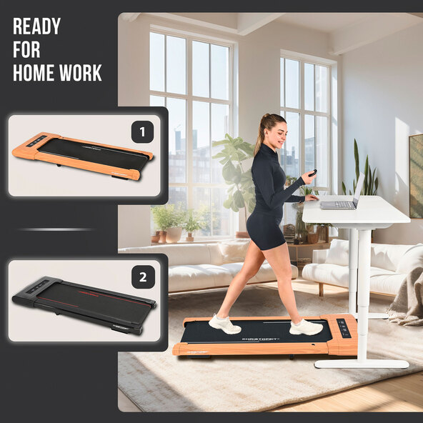 Zusammengeklapptes Walking Pad in Holzoptik, stehend an einer Wand. Bedienteil mit Anzeige sichtbar, seitliche Rollen angedeutet.