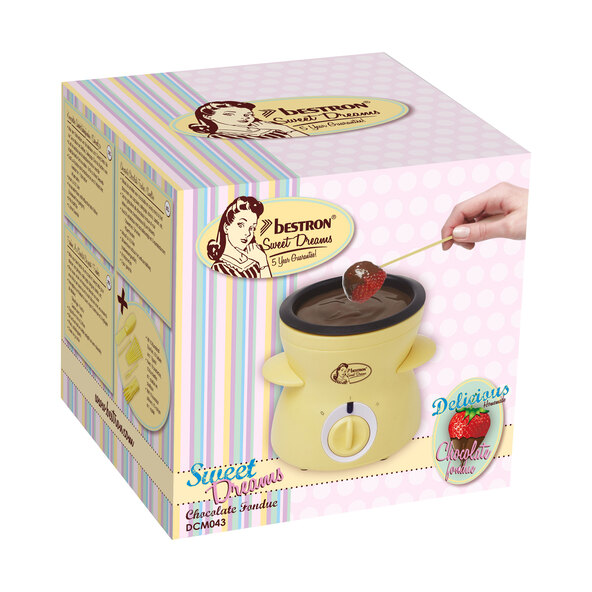 Gelbes Mini Schoko-Fondue Set mit Kerze, Schmelzschale und Gabeln auf weißem Hintergrund, Produktfoto für Online-Shop.