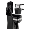 Silberne, kompakte Kaffeemaschine mit abnehmbarem, doppelwandigem Thermobecher. Das Gerät steht auf einer glatten Oberfläche.