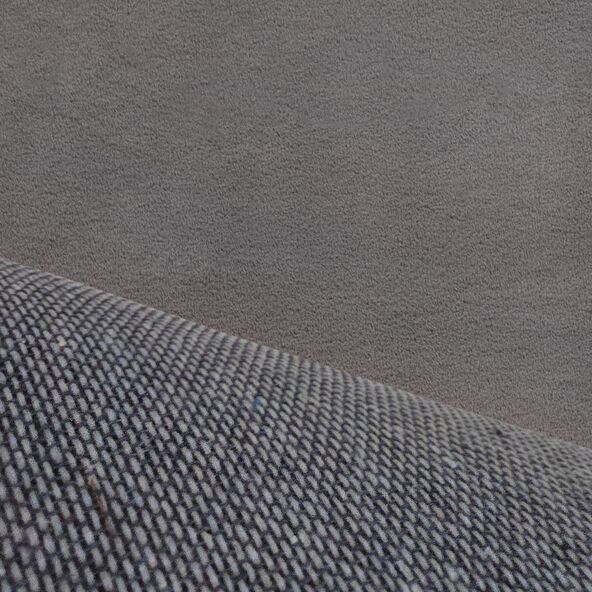 Hochfloriger, rechteckiger Teppich in Steinoptik. Das Produkt Rabbit Prime ist auf einem hellen Untergrund ausgebreitet und zeigt eine weiche, flauschige Textur.