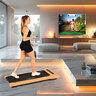 Walking Pad in Holzoptik auf hellem Untergrund. Zusammengeklappt und einsatzbereit sichtbar. Das Gerät hat ein schlankes Design und eine digitale Anzeige.