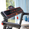 Laufband TM, frontal aufgenommen, mit LCD-Display, Bedienelementen und Haltegriffen, vor hellem Hintergrund.