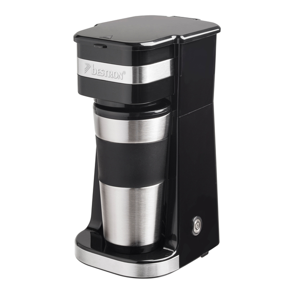 Silberne, kompakte Kaffeemaschine mit abnehmbarem, isoliertem Thermobecher. Das Gerät steht freigestellt vor weißem Hintergrund.