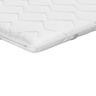 Weisse Matratzenauflage (Matratzen-Topper Basis) auf einem Bett mit weisser Bettwäsche, perspektivisch von oben aufgenommen. Die Matratze darunter ist erkennbar.