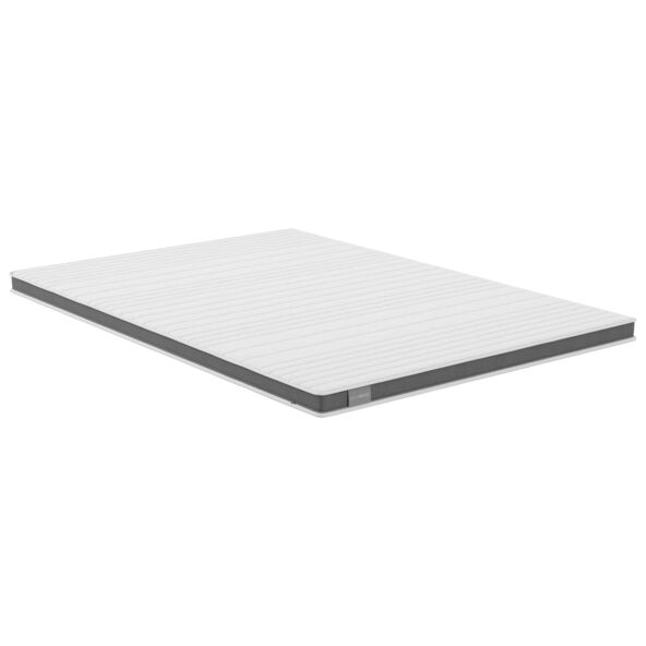 Eine weiße Matratzenauflage mit gesteppter Oberfläche, ausgebreitet auf einem Bett, präsentiert die Gel-Active-Schaum Technologie.