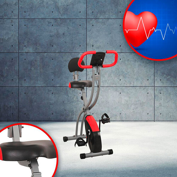 Zusammengeklappter Heimtrainer F-Bike Curved mit schwarzem Rahmen und roten Akzenten auf hellem Untergrund, Sattel und Display sind erkennbar.