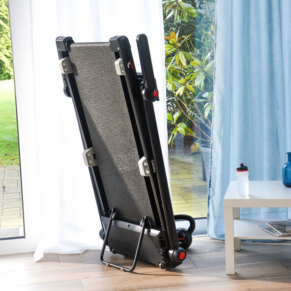 Draufsicht auf ein schwarzes, zusammenklappbares Laufband mit Display und Bedienelementen, geeignet für das Training zu Hause.