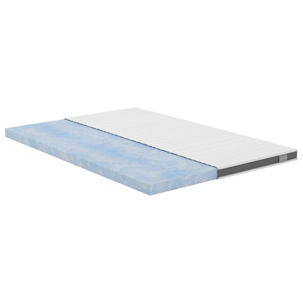 Weißer Matratzen-Topper Luxe mit Gel-Active-Schaum, glatte Oberfläche, gesteppt mit Rautenmuster, auf einem Bett liegend, für besseren Schlafkomfort.