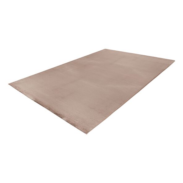 Sandfarbener, rechteckiger Teppich mit weicher, flauschiger Oberfläche. Das Produkt Rabbit Prime liegt auf hellem Untergrund und füllt fast das gesamte Bild aus.