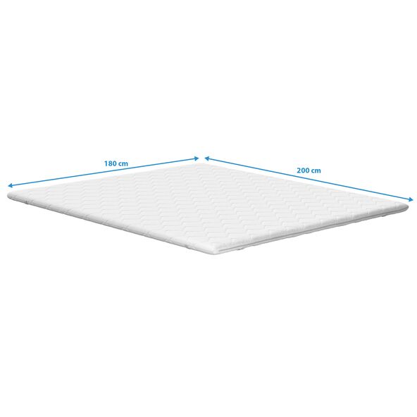 Weiche, weiße Matratzenauflage Basis auf einem Bett mit hell gestreifter Bettwäsche, optimiert für Schlafkomfort und Matratzenschutz.