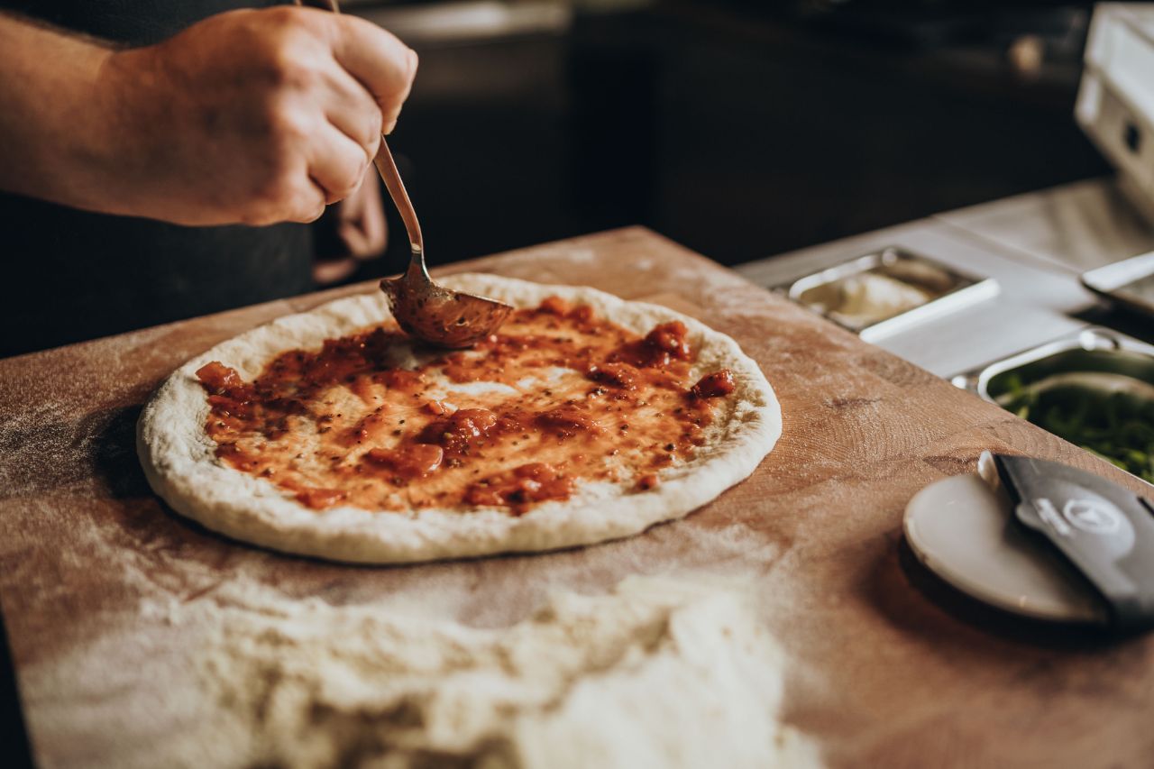 pizza-mit-tomatensosse-bestreichen-moesta.jpg