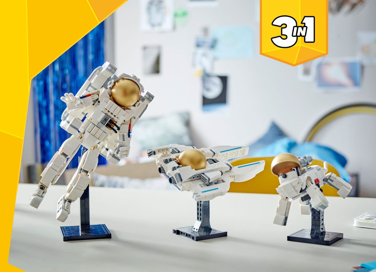 3-in-1 LEGO-Set bestehend aus einem Astronaut, Raumschiff und Roboterhund aufgebaut auf einem Schreibtisch im Kinderzimmer