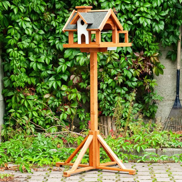 Vogelvilla mit Ständer und Tränke