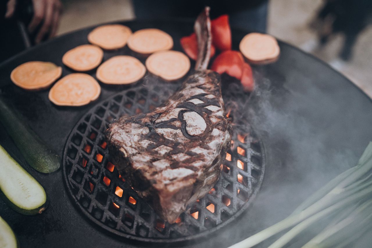 Ein Steak liegt auf dem Grill mit Grillmuster.