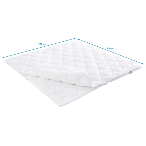 Bettenset für alle Jahreszeiten, Größe 200 x 200 cm, bestehend aus einer weißen Steppdecke und zwei weißen Kopfkissen auf weißem Hintergrund.