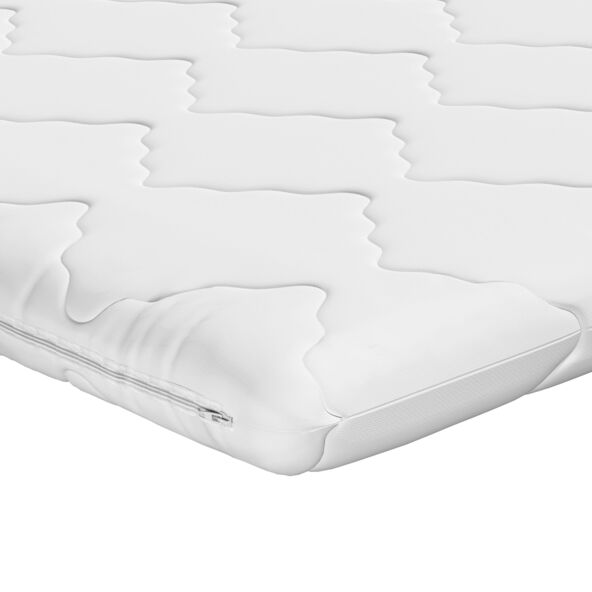 Matratzen-Topper Basis, glatt, weiß, auf einem Bett liegend, Bezug mit Steppung, leicht erhöht, verbesserter Liegekomfort suggerierend.