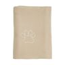 "Beige Fleece-Heimtierdecke mit dunkler Pfotenstickerei in der Ecke, glatte Oberfläche, rechteckige Form, Produktfotografie.
"