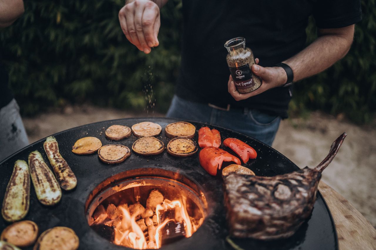 Gegrilltes Gemüse und Steak auf dem Bandid Fireplace.