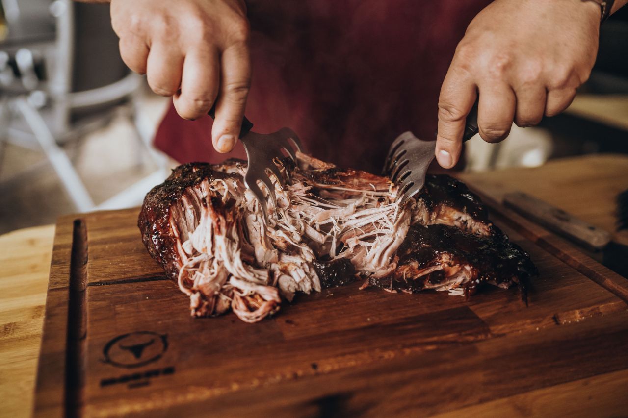 Schweinenacken wird zerrupft und zu Pulled Pork verarbeitet.