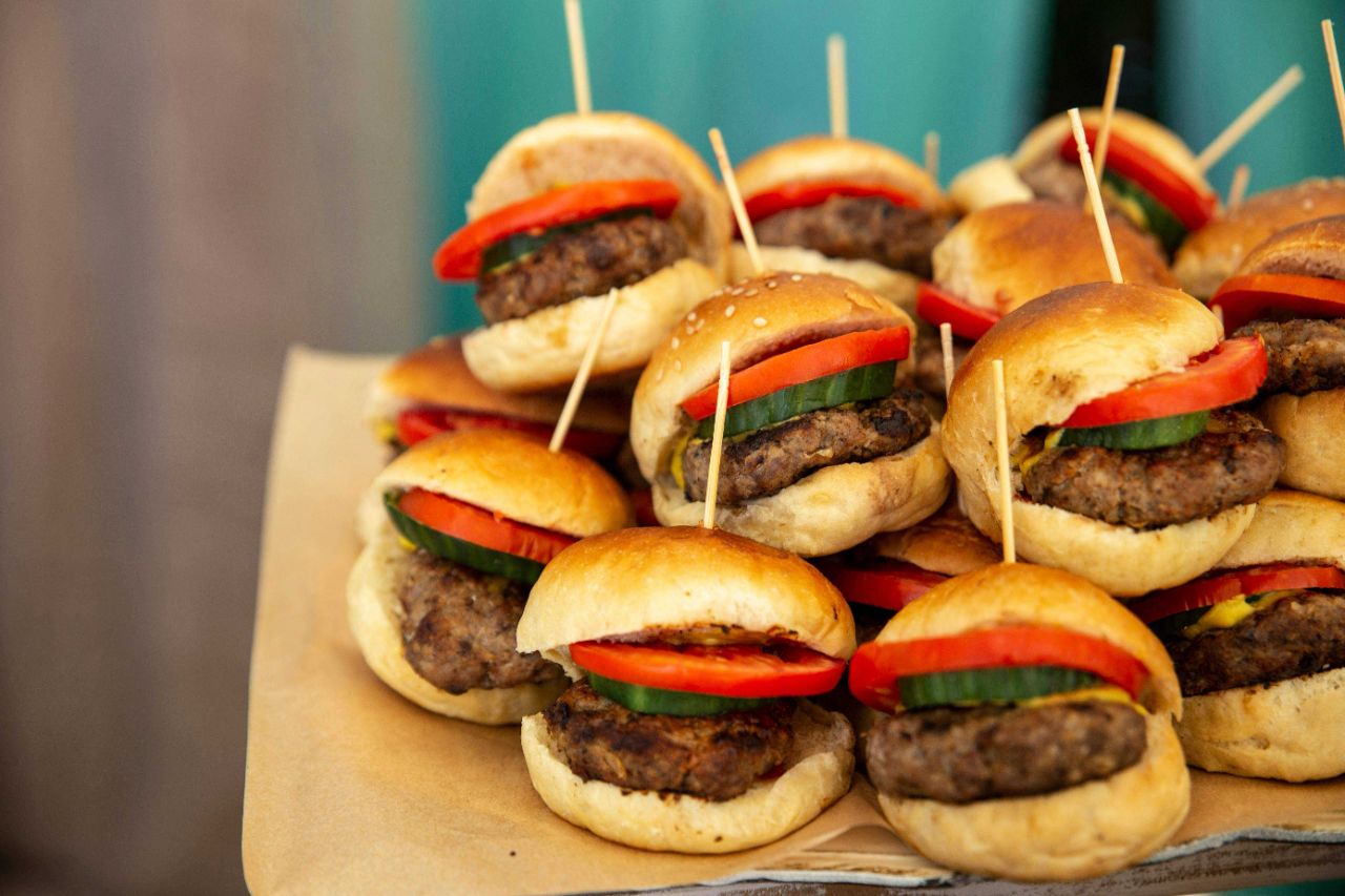 Mini-Hamburger auf einem Tablett gestapelt