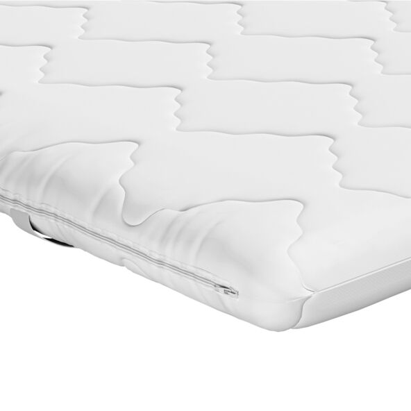 Matratzen Topper Basis ausgerollt auf einem Bett. Das Bett ist mit weißer Bettwäsche bezogen und steht in einem hellen Raum.