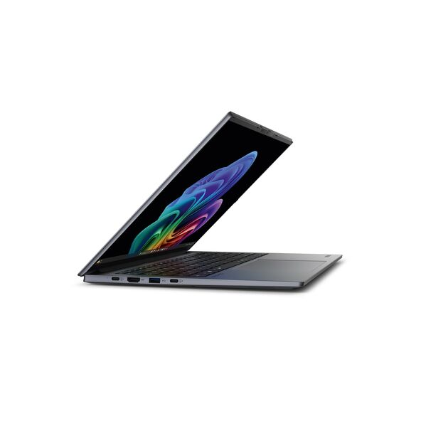Laptop seitlich geöffnet, Blick auf die Tastatur und den Bildschirm.