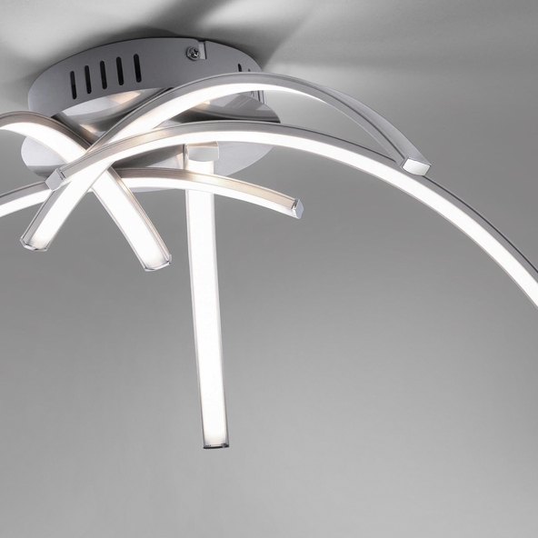 LED-Deckenleuchte Valerie: Runde Deckenleuchte mit weißem, leicht gewölbtem Lampenschirm und mittig platziertem, kleinerem, rundem Element in gebürsteter Metalloptik.
