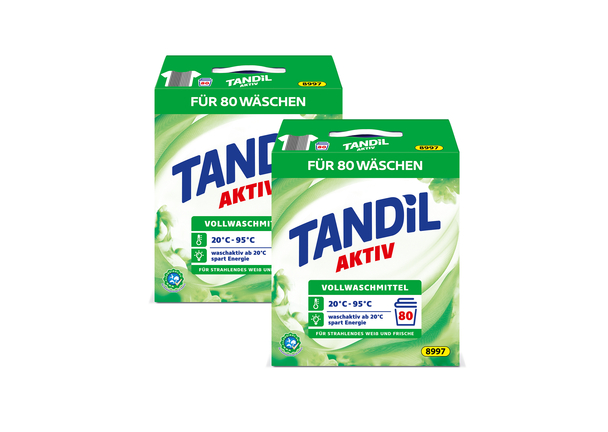 Zwei große, weiße Plastikverpackungen Activ Vollwaschmittel stehen nebeneinander, jeweils mit blauem und grünem Farbakzent auf dem Etikett.