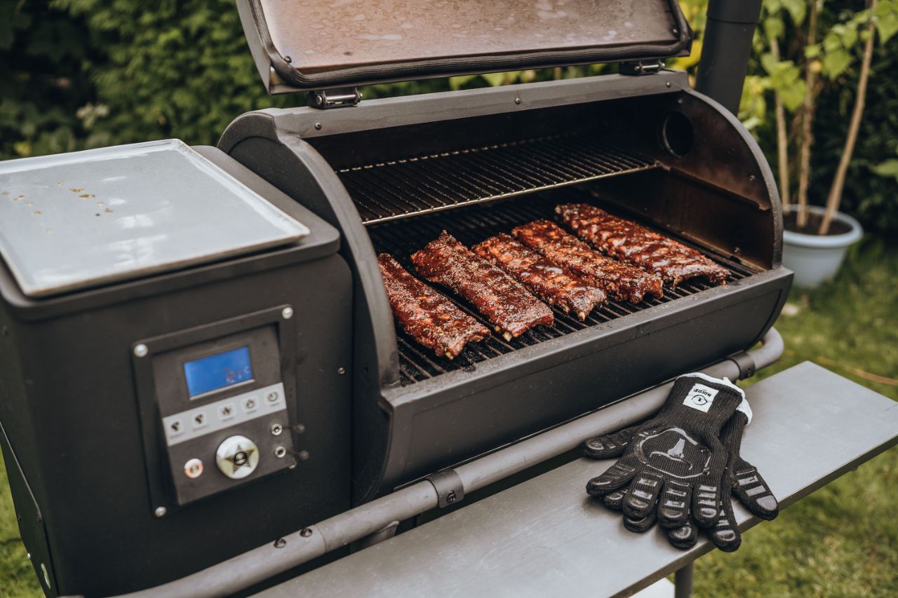 Marinierte Spare-Ribs auf dem Pellettgrill von Moesta.