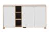 Sideboard Anouk in Kreideweiß mit hellen Eiche-Elementen. Das Möbelstück hat Schubladen und Türen mit schlichten Griffen.