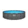 Runder, grauer Frame-Pool mit Stahlrahmen und blauer Innenfolie im Garten, teilweise mit Schnee bedeckt, inklusive Leiter und Filterpumpe.