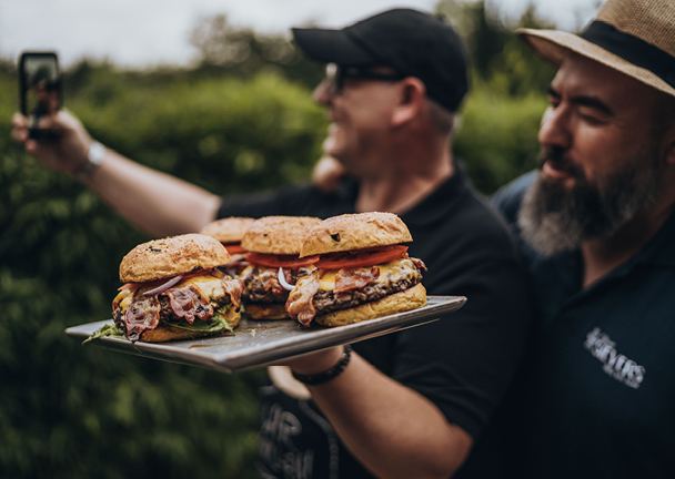 Burger werden auf einem Tablett serviert.