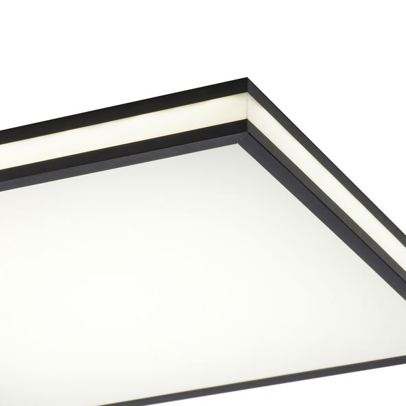 Schwarze, quadratische LED-Deckenleuchte mit abgerundeten Ecken. Das Lichtpanel ist mittig platziert und gibt ein helles, gleichmäßiges Licht ab.