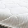 Graues Boxspringbett Basic (180x200cm) mit geradlinigem Kopfteil steht auf dunklen Füßen. Die Matratze ist mit einem helleren Stoff bezogen.