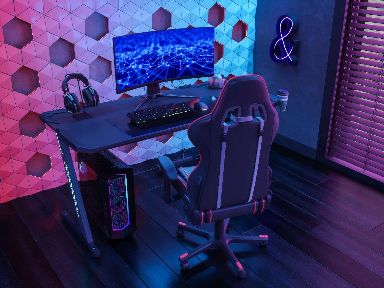 Gamingzimmer mit Stuhl und Gamingschreibtisch, ausgestattet mit PC, Bildschirm, Tastatur, Maus und Headset in LED-Beleuchtung
