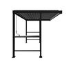 Anthrazitfarbene Bar Pergola mit Lamellenüberdachung. Die Lamellen sind geschlossen und spenden Schatten. Die Pergola steht auf einer Terrasse.
