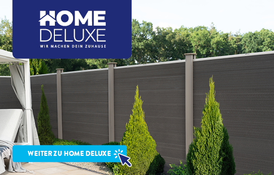 Sichtschutzzaun von Home Deluxe steht in einem Garten