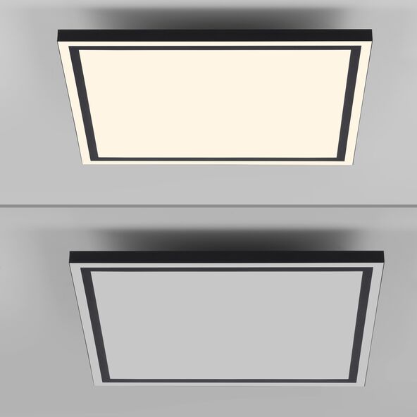 Quadratische LED-Deckenleuchte Edging Smart mit silberfarbenem Rahmen und gleichmäßiger, flächiger Ausleuchtung. Das Licht scheint diffus und hell.