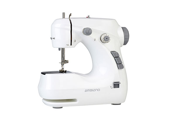 Graue Mini-Nähmaschine mit Fußpedal und Netzteil vor weißem Hintergrund, frontal aufgenommen, Produktfreisteller.