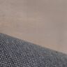 Sandfarbener, rechteckiger Teppich "Rabbit Prime" mit dichter, weicher Oberfläche. Detailaufnahme zeigt die Textur und den Farbton des Teppichs.