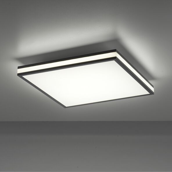 Quadratische, schwarze LED-Deckenleuchte Mario mit abgerundeten Ecken. Das Licht scheint diffus und gleichmäßig aus der gesamten Fläche.