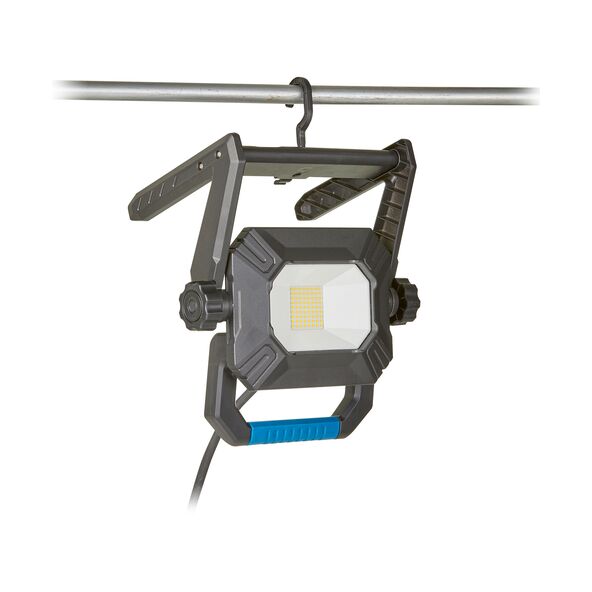 LED Arbeitsstrahler: Frontale Ansicht des LED Strahlers mit schwarzem Gehäuse, Kühlrippen, mittigem LED-Panel und silberfarbenem Bügel auf hellem Hintergrund.