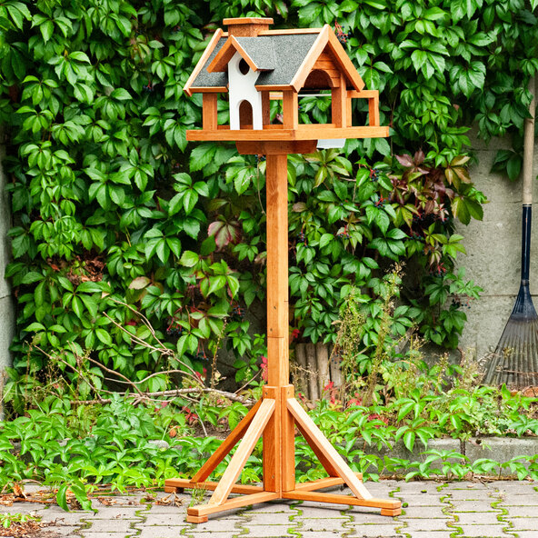 Vogelvilla mit Ständer und Tränke