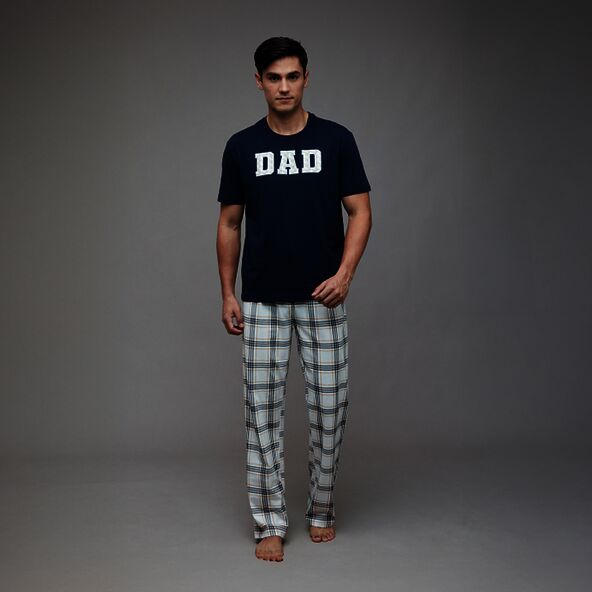 Ein Familien-Pyjama in XL, bestehend aus Hose und Oberteil mit Knöpfen. Das Set ist rot-weiß kariert und zeigt aufgedruckte Weihnachtsmotive.
