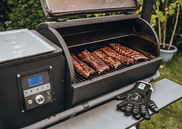 Rippchen auf dem Gasgrill werden zubereitet.