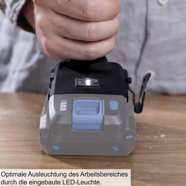 Akku Schlagschrauber Set mit Akku, Ladegerät und Transportkoffer. Das Gerät ist schwarz und rot und liegt im geöffneten Koffer neben dem Zubehör.