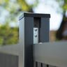 Detailansicht eines CALLADO Premium Zaunpfostens, ideal für stilvolle Gartenzäune.