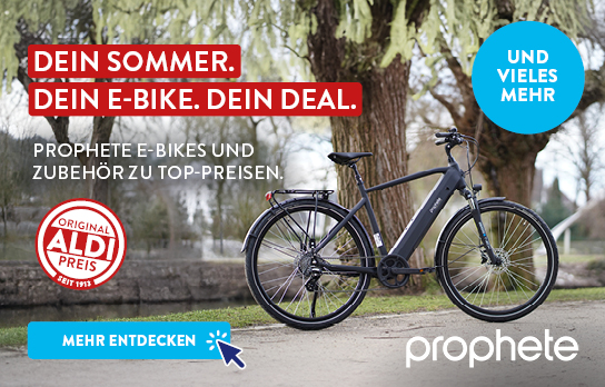 Zwei E-Bikes auf hellblauem Hintergrund neben der Überschrift &quot;Dein Sommer. Dein E-Bike. Dein Deal.&quot;